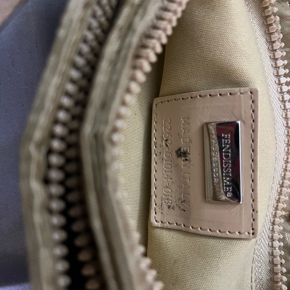 Fendi Gold Monogram Shoulder Bag Luxurious Design - Picture 5 of 11